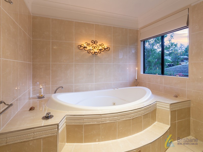 17 Stralock Street, Chapel Hill QLD 4069