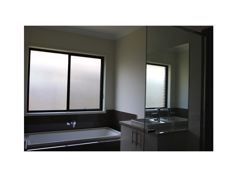 8 Brown Street, Moggill QLD 4070