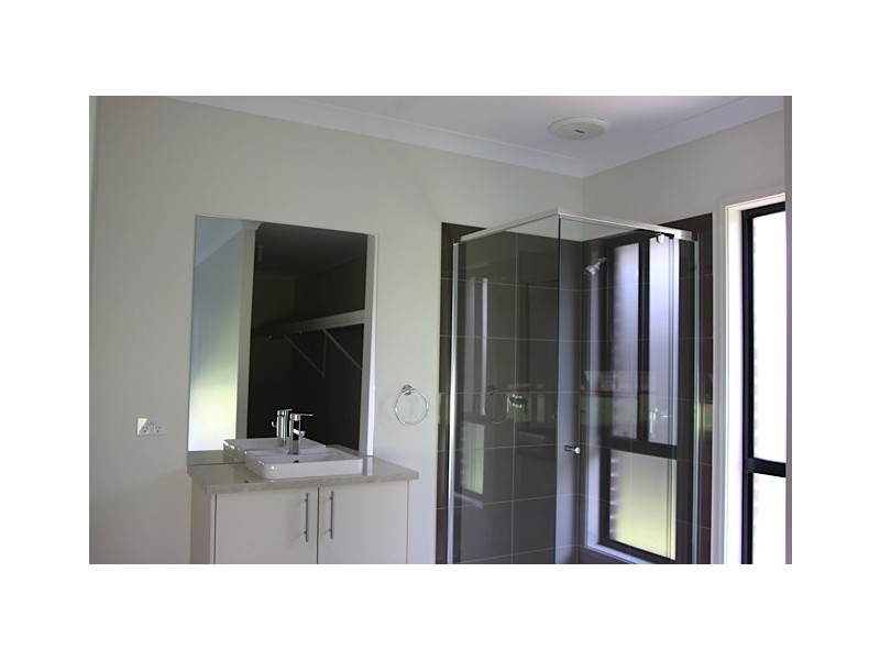 8 Brown Street, Moggill QLD 4070