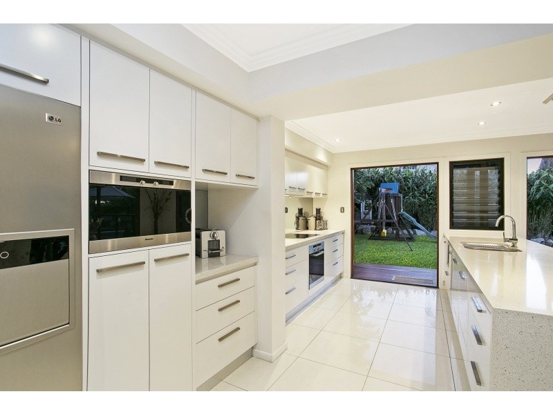 8 BURKE COURT, Mount Ommaney QLD 4074