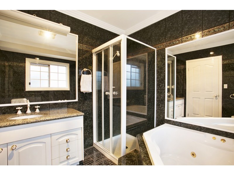 32 NEWELL PL, Westlake QLD 4074