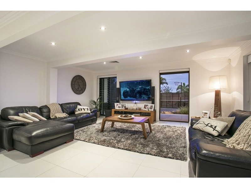 8 BURKE COURT, Mount Ommaney QLD 4074