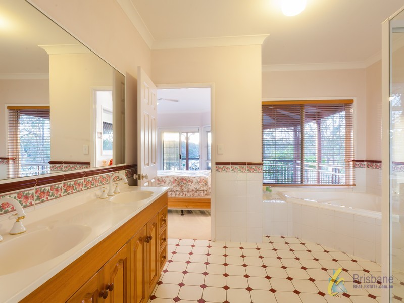 13 The Esplanade, Forest Lake QLD 4078