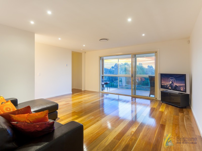 27 Gordon Tce, Indooroopilly QLD 4068