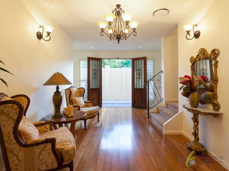 27 Gordon Tce, Indooroopilly QLD 4068