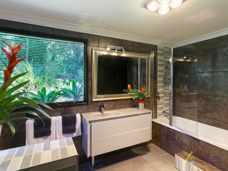 32 Leahey Road, Brookfield QLD 4069