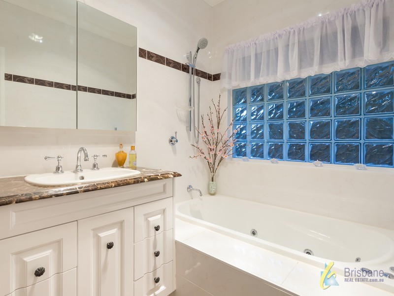 2 Carnegie Cl, Forest Lake QLD 4078