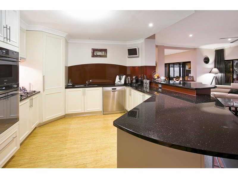 11 Samuel Place, Sinnamon Park QLD 4073