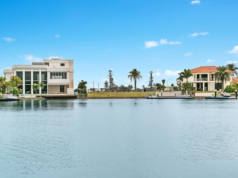 18 Raby Bay Boulevard, Raby Bay QLD 4163