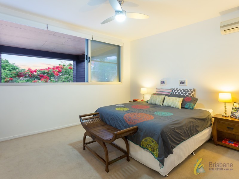 74 King Arthur Terrace, Tennyson QLD 4105