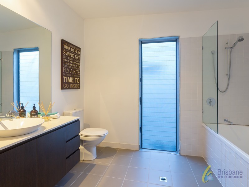 74 King Arthur Terrace, Tennyson QLD 4105