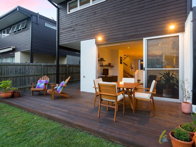 74 King Arthur Terrace, Tennyson QLD 4105