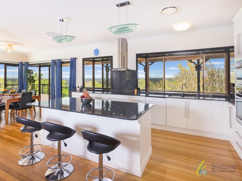 30 Leatherwood Place, Brookfield QLD 4069