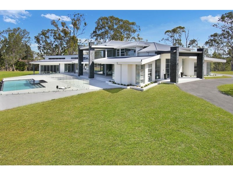 8 Kintyre Street, Brookfield QLD 4069