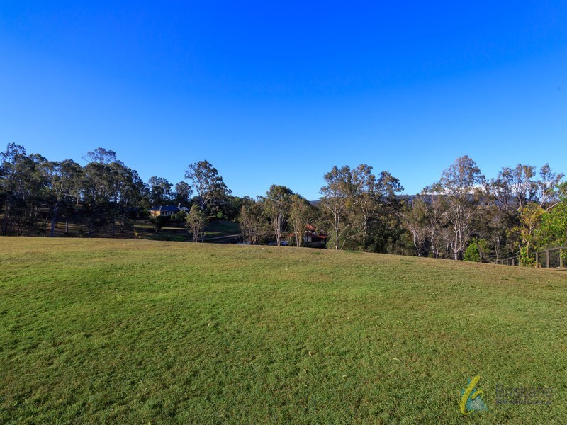 8 Kintyre Street, Brookfield QLD 4069