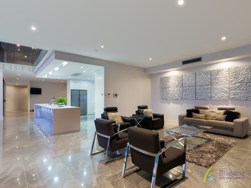 8 Kintyre Street, Brookfield QLD 4069