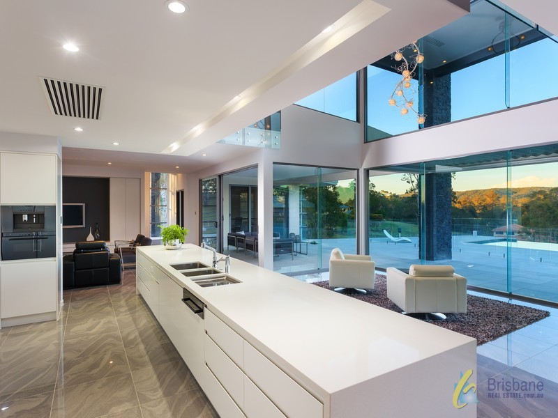8 Kintyre Street, Brookfield QLD 4069