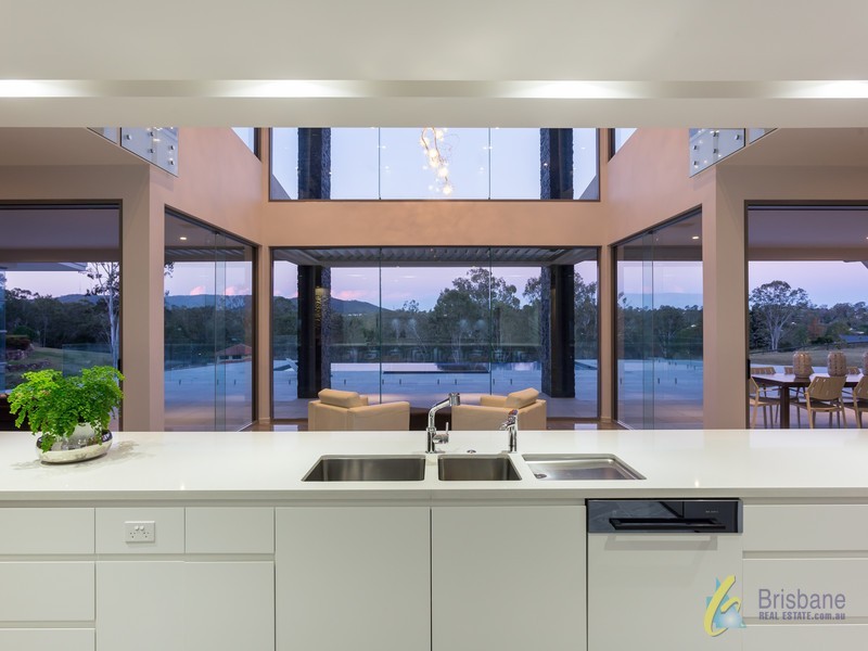 8 Kintyre Street, Brookfield QLD 4069