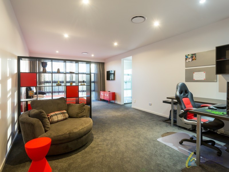 8 Kintyre Street, Brookfield QLD 4069