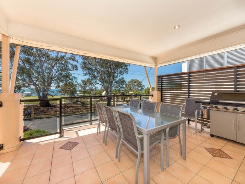 693 Esplanade, Lota QLD 4179