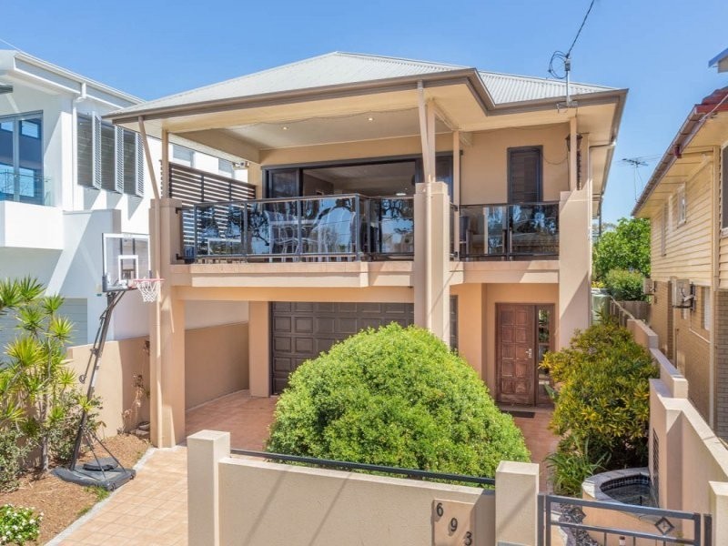 693 Esplanade, Lota QLD 4179