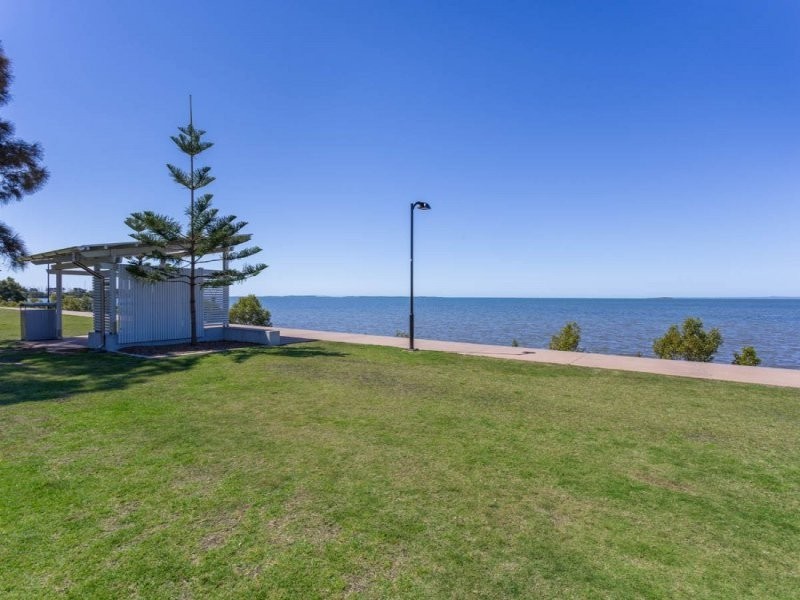 693 Esplanade, Lota QLD 4179