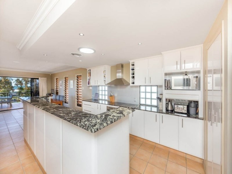 693 Esplanade, Lota QLD 4179