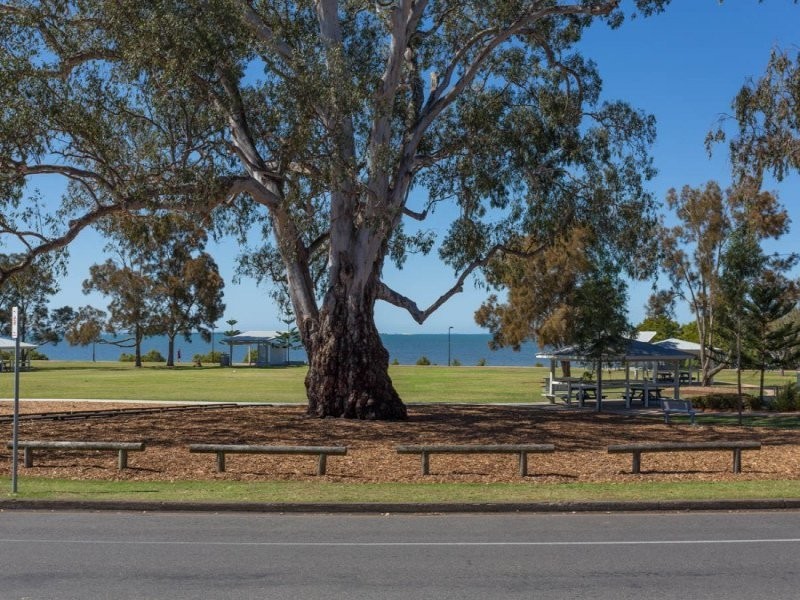 693 Esplanade, Lota QLD 4179