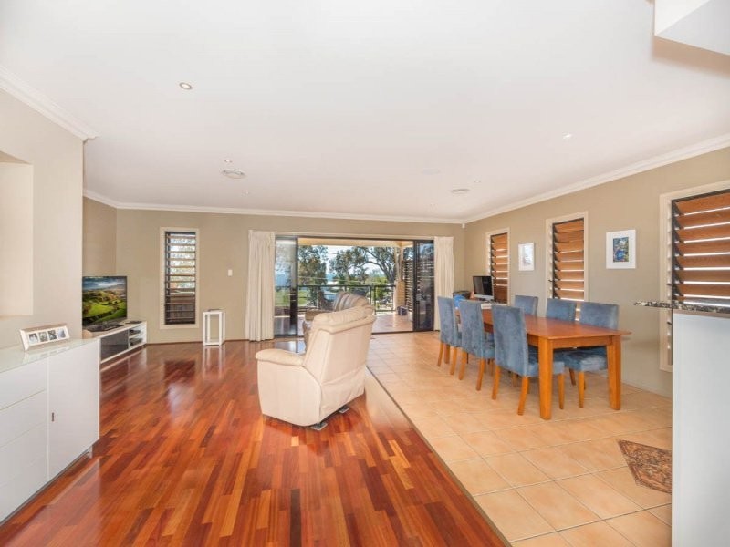 693 Esplanade, Lota QLD 4179