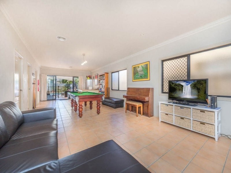 693 Esplanade, Lota QLD 4179