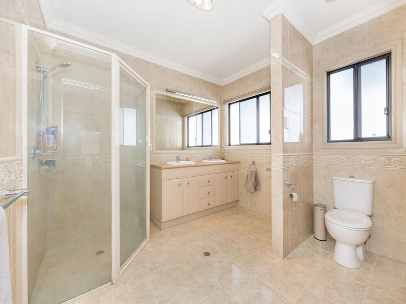 693 Esplanade, Lota QLD 4179