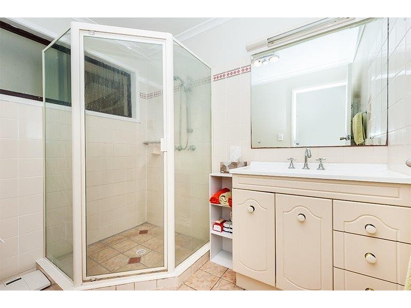 17 Neptune Street, Chapel Hill QLD 4069