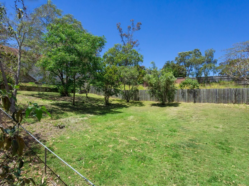 6 Noreen Street, Chapel Hill QLD 4069