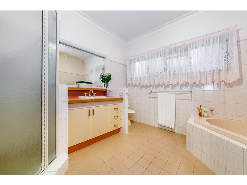 12 Rebecca Street, Chapel Hill QLD 4069