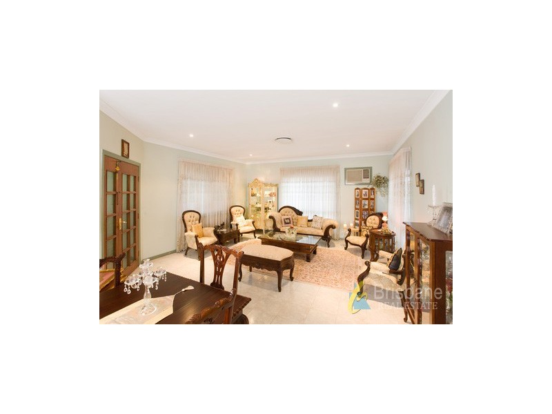 33 Lakeside Cct, Sinnamon Park QLD 4073