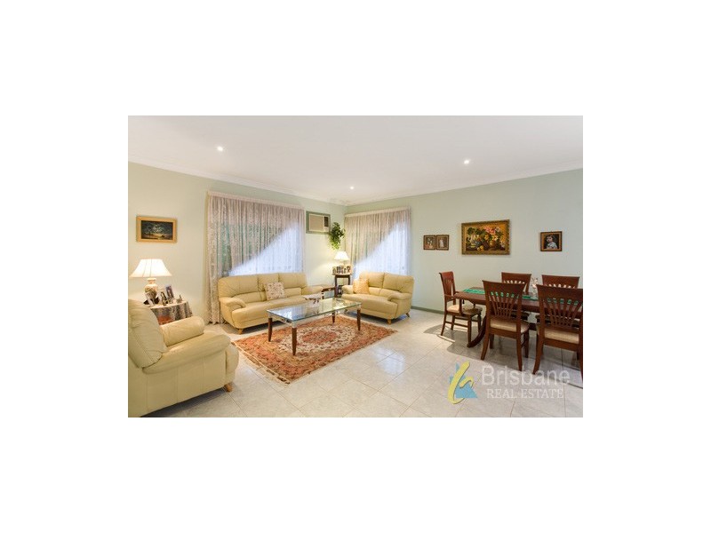 33 Lakeside Cct, Sinnamon Park QLD 4073