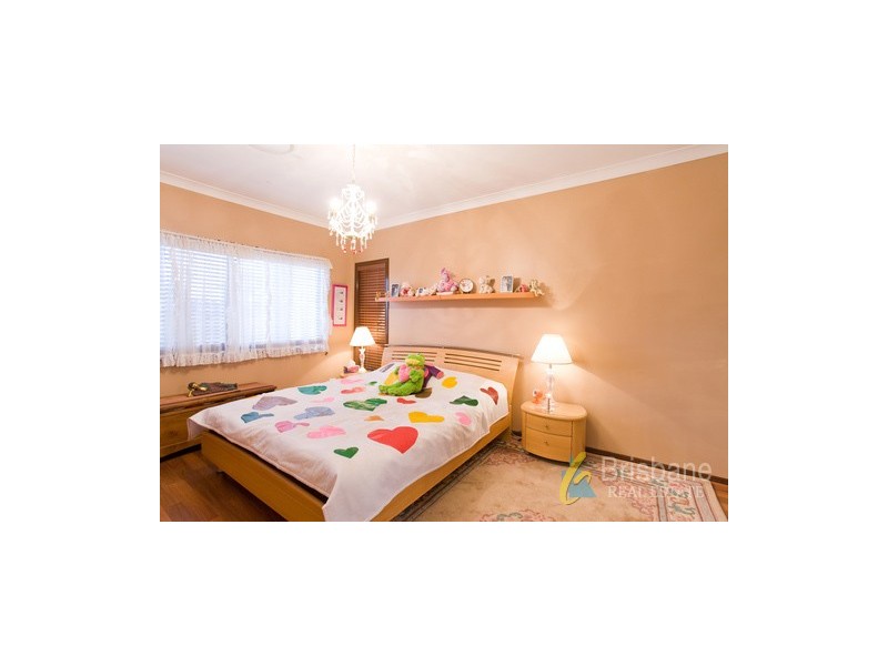 33 Lakeside Cct, Sinnamon Park QLD 4073