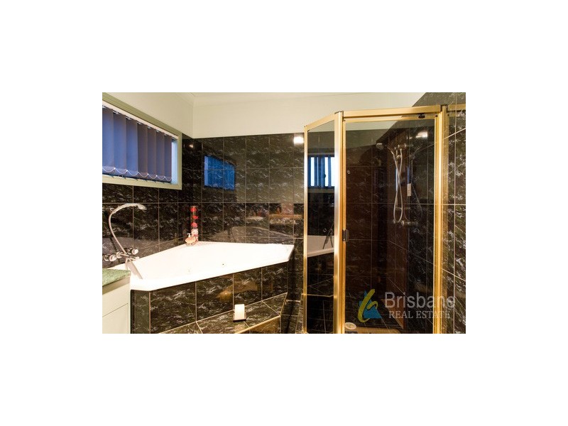 33 Lakeside Cct, Sinnamon Park QLD 4073