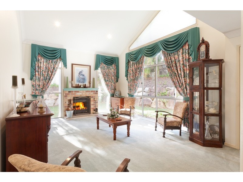 19 Bowles Street, Mount Ommaney QLD 4074