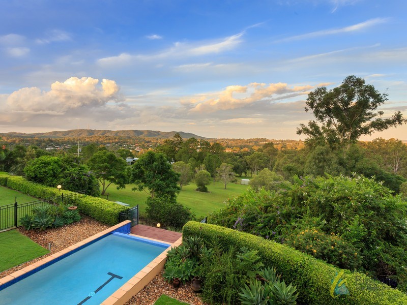 26 Westridge Street, Brookfield QLD 4069