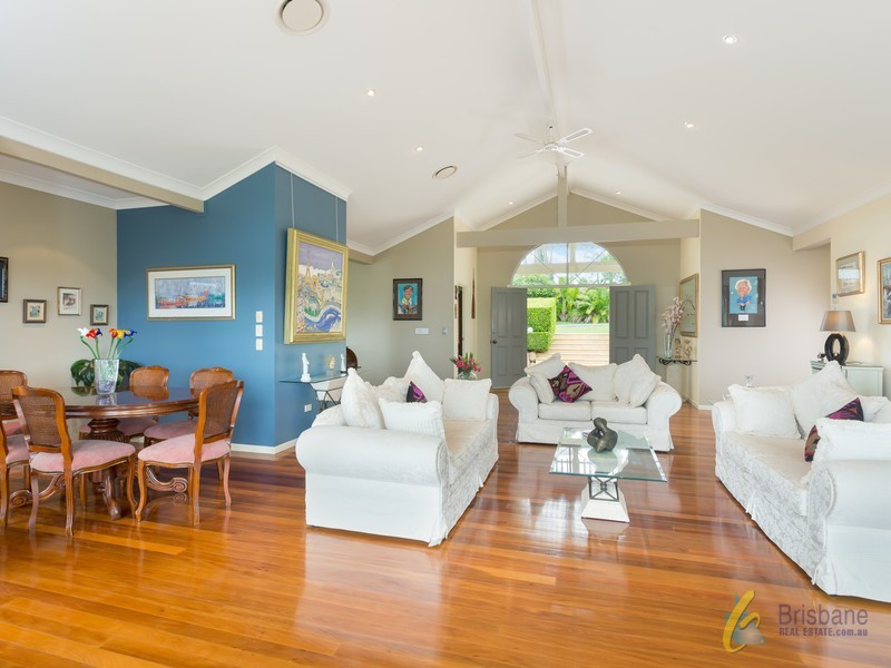 26 Westridge Street, Brookfield QLD 4069