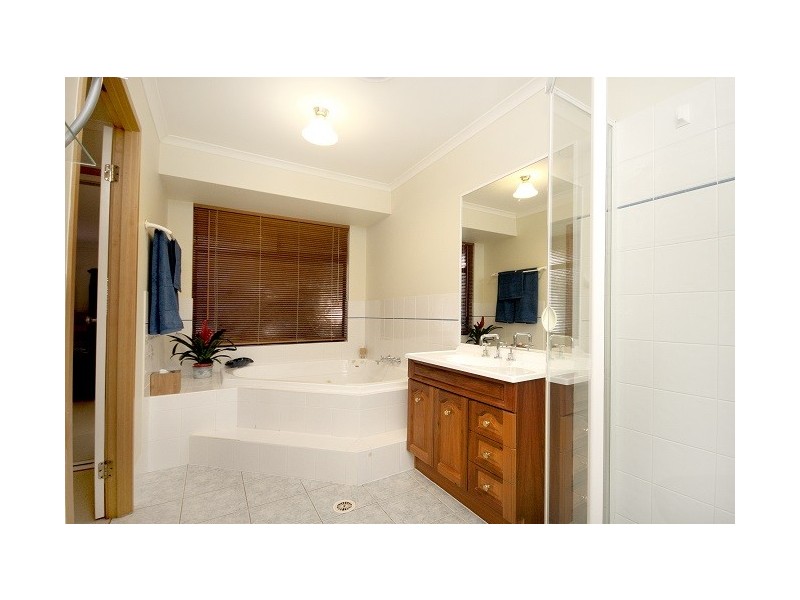 16 Leuneah Lane, Karana Downs QLD 4306