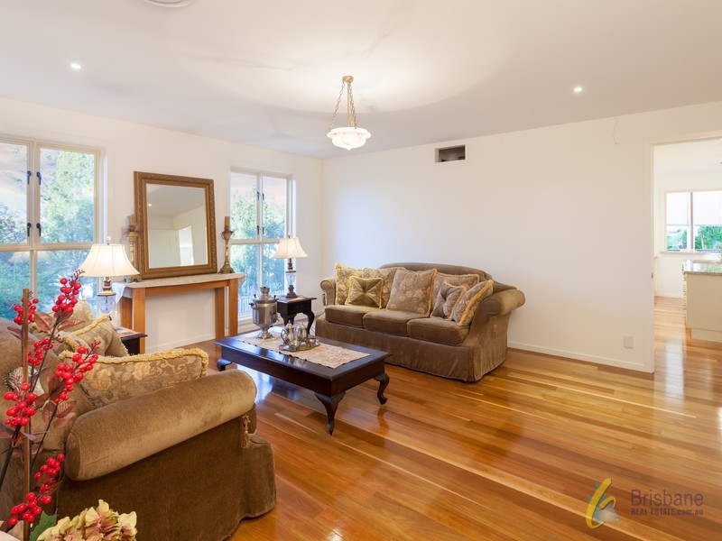27 Gordon Tce, Indooroopilly QLD 4068