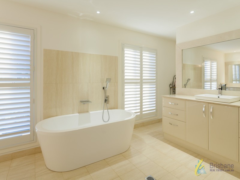 27 Gordon Tce, Indooroopilly QLD 4068