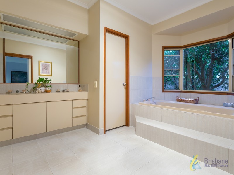 4 Kenny Court, Mount Ommaney QLD 4074