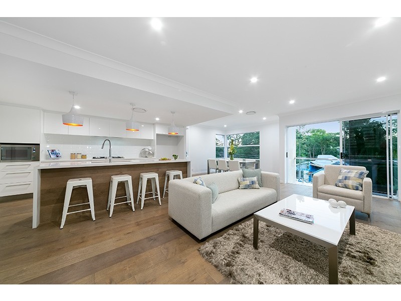 108 Ninth Avenue, St Lucia QLD 4067