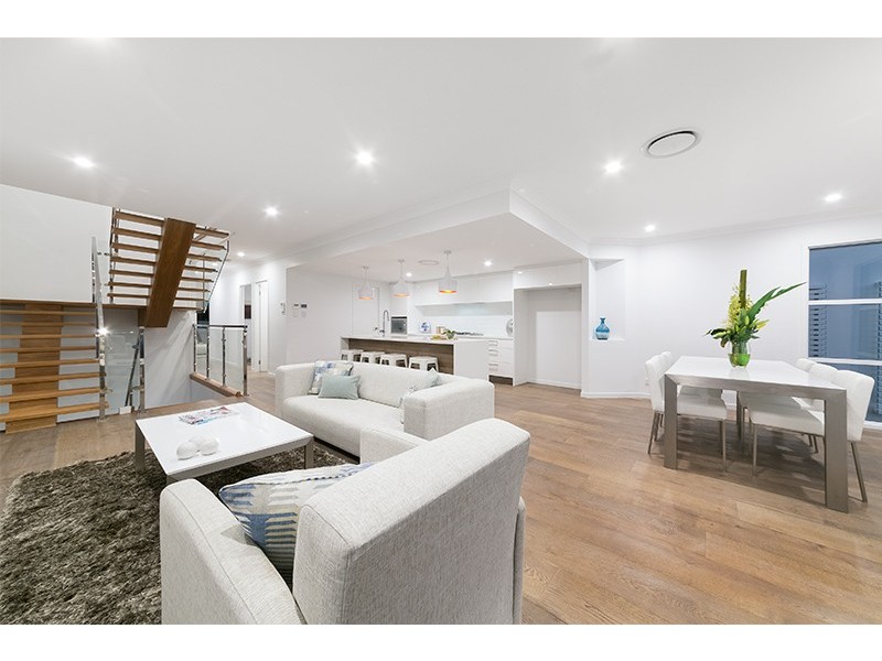 108 Ninth Avenue, St Lucia QLD 4067