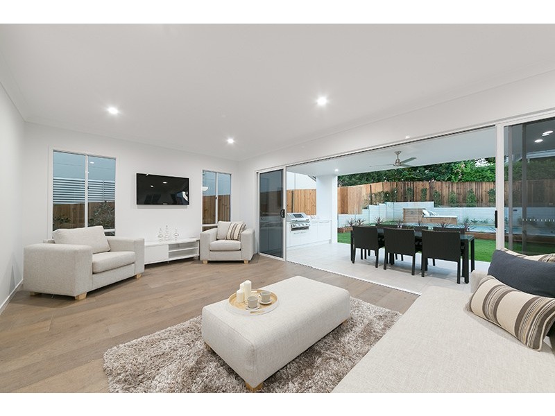 108 Ninth Avenue, St Lucia QLD 4067