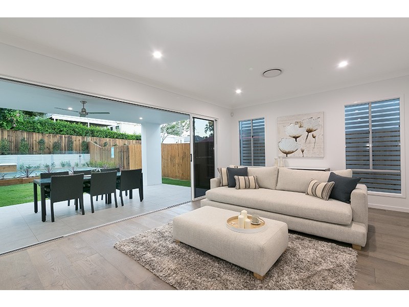 108 Ninth Avenue, St Lucia QLD 4067