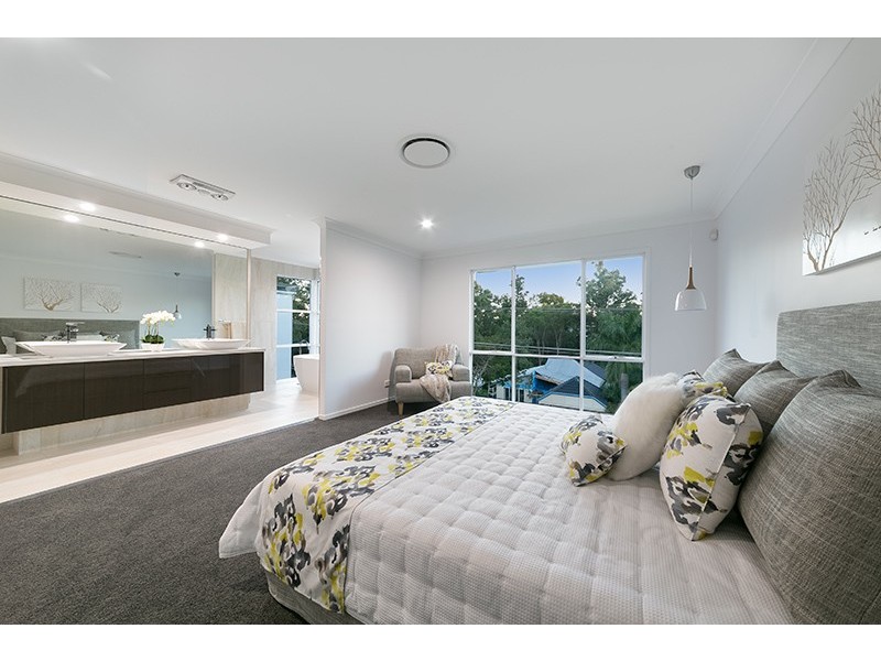 108 Ninth Avenue, St Lucia QLD 4067